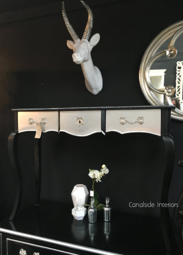 Chevet Console