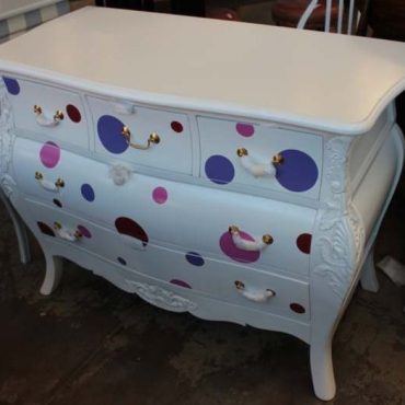 Bombe Commode