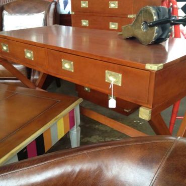 Royale Campaign Desk