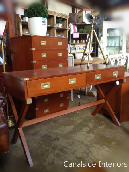 Royale Campaign Desk