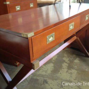 Royale Campaign Desk