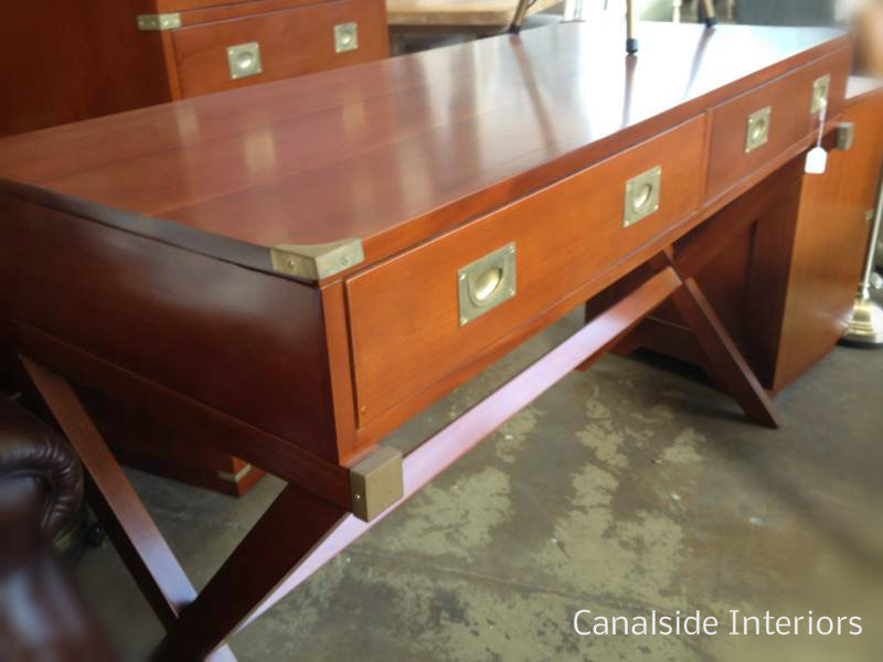 Royale Campaign Desk