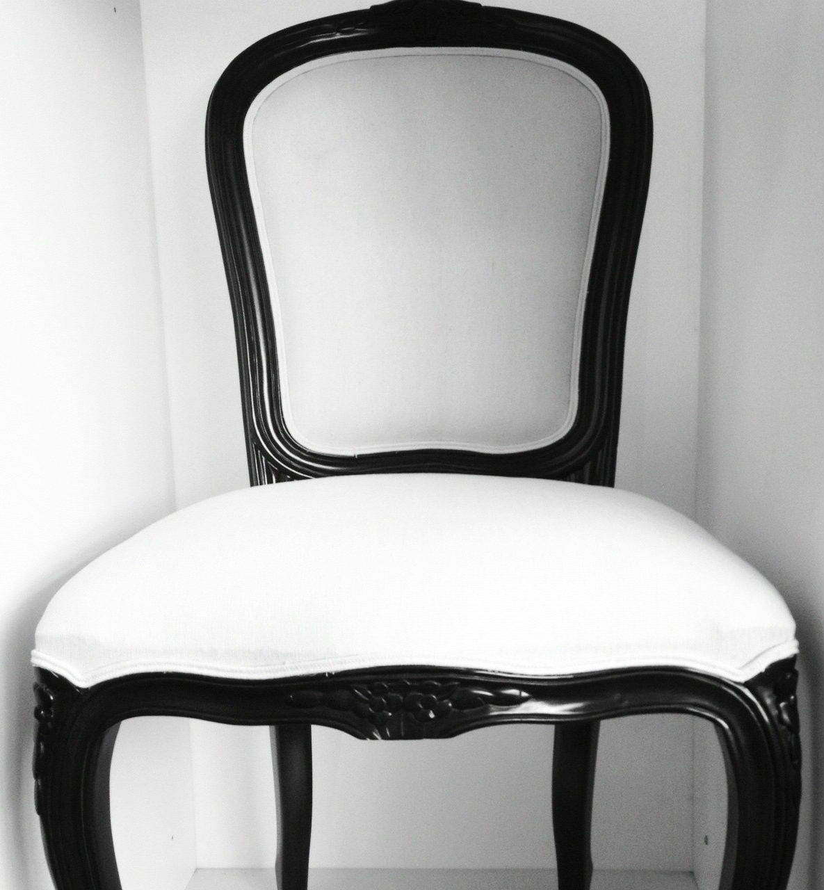 black_white_chair__24130__19434.1553740857.1280.1280